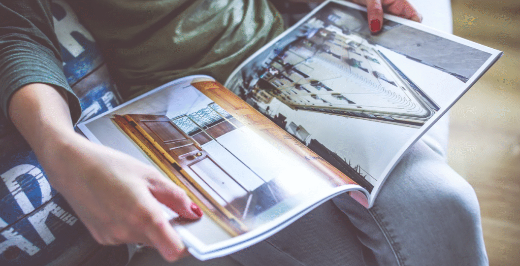 Uma revista com fotos, ilustrando a imagem em formato de mídia