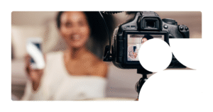 mulher gravando conteúdo vídeo marketing de produto