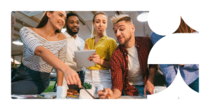 reunião de brainstorm do time na agência de marketing