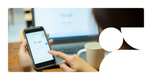 mulher pesquisando no celular e utilizando a IA do Google