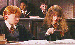 Hermione e Rony Weasley fazendo uma mágica, assim como empresas que usam personas