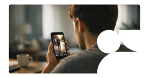 Pessoa vista de trás usando o celular para assistir a Reels, simbolizando a economia da atenção nas redes sociais.