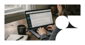 profissional de marketing trabalhando em um laptop com rascunhos de headlines abertos em abas do navegador