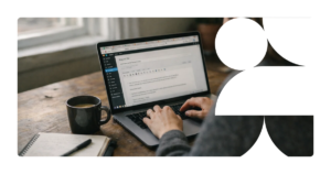 profissional de marketing trabalhando em um laptop com rascunhos de headlines abertos em abas do navegador