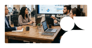 time de marketing alinhando resultados com o cliente em agência de comunicação.