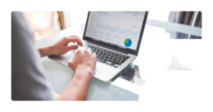 analista acompanhando dashboard de campanhas de LinkedIn Ads no computador