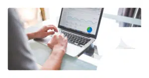 analista acompanhando dashboard de campanhas de LinkedIn Ads no computador