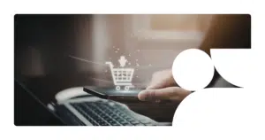 pessoa utilizando celular, acessando marketplace e interagindo com anúncios de retail media