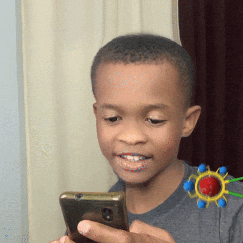 menino impressionado com anuncio no celular