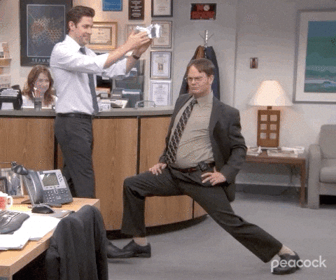 Dwight sendo coroado, representando o lado bom de quando um gestor decido optar por um CMO as a Service