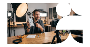 Influêncer fazendo video sobre celular