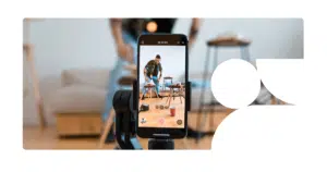 Homem gravando anúncio para o TikTok Ads